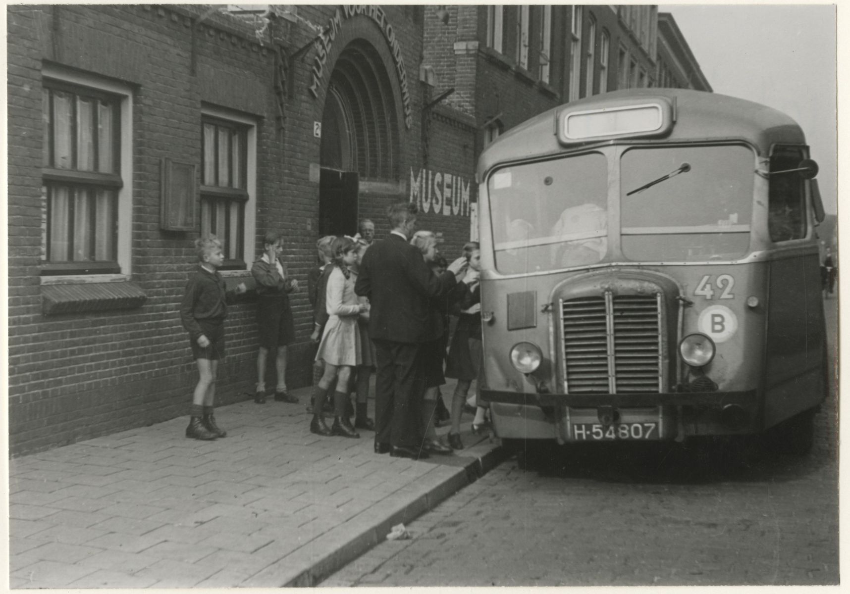 Museumbus bij het Museum voor het Onderwijs aan de Hemsterhuisstraat